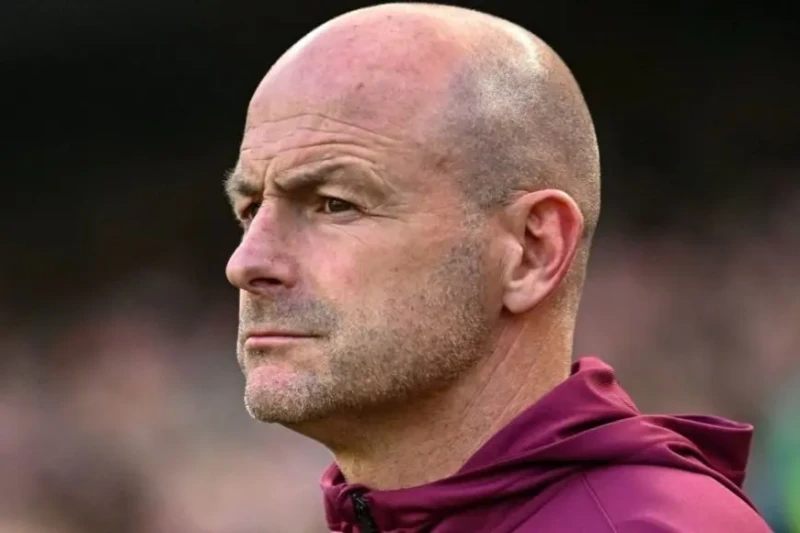 لي كارسلي يرد على ضجة تجاهل نشيد إنجلترا بعد هزيمة إيرلندا تسبب اعتراف لي كارسلي مدرب إنجلترا المؤقت بأنه لن يغني النشيد الوطني في عاصفة قبل مباراته الأولى كمدرب مؤقت ليحل محل جاري