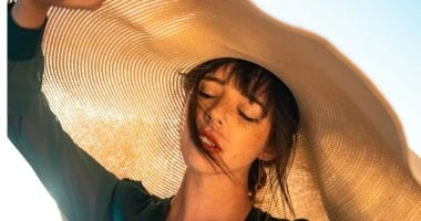 10 خطوات مضمونة عشان ترجعي لون بشرتك الطبيعي بعد سفرية المصيف المرأة والمنوعات إجازة المصيف هي فرصة رائعة للاستمتاع بالوقت وتغيير الأجواء، حيث تتيح
