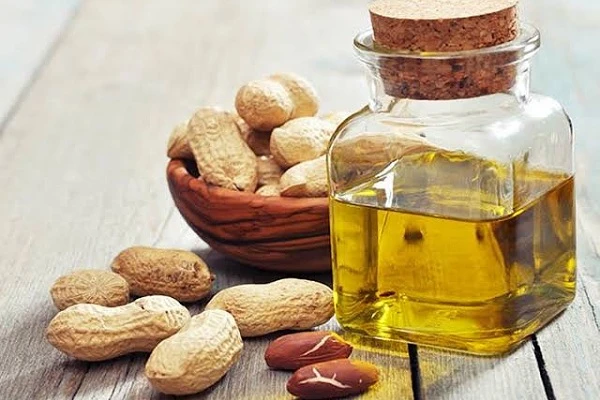 فوائد زيت الفول السوداني.. وطرق استخدامه.زيت الفول السوداني، المعروف أيضا بزبدة الفول السوداني، يعتبر إضافة غذائية ذات قيمة عالية ويحمل فوائد صحية