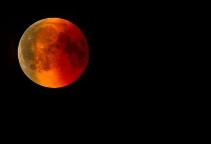 الآن نهاية خسوف القمر الجزئي واستمرار شبه الظلي بدأت في الساعات الأولى من صباح اليوم الأربعاء 18 سبتمبر، ظاهرة خسوف القمر، وهو حدث فلكى تشهده الكرة