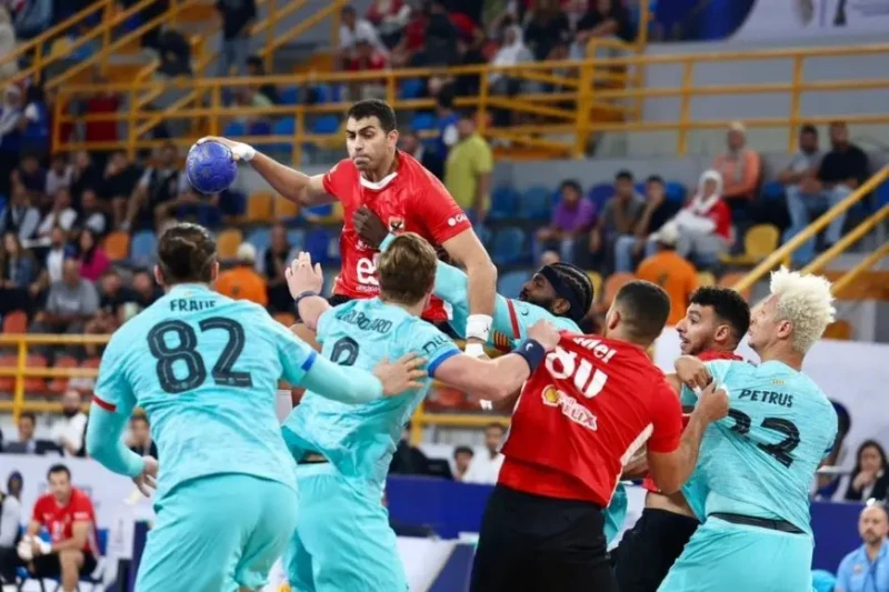 رغم تفوق برشلونة.. يد الأهلي تبلغ نصف نهائي مونديال الأندية تأهل فريق كرة اليد بالنادي الأهلي المصري إلى الدور نصف النهائي من بطولة كأس العالم للأندية المقامة على أرضه بالقاهرة، رغ