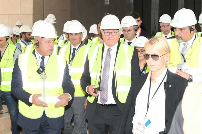 رئيس ألمانيا يزور محطة العاصمة بالخط الأول للقطار الكهربائي السريع (صور) أجرى فرانك فالتر شتاينماير، رئيس جمهورية ألمانيا الاتحادية، زيارة تاريخية لمشروع الخط الأول من شبكة القطار