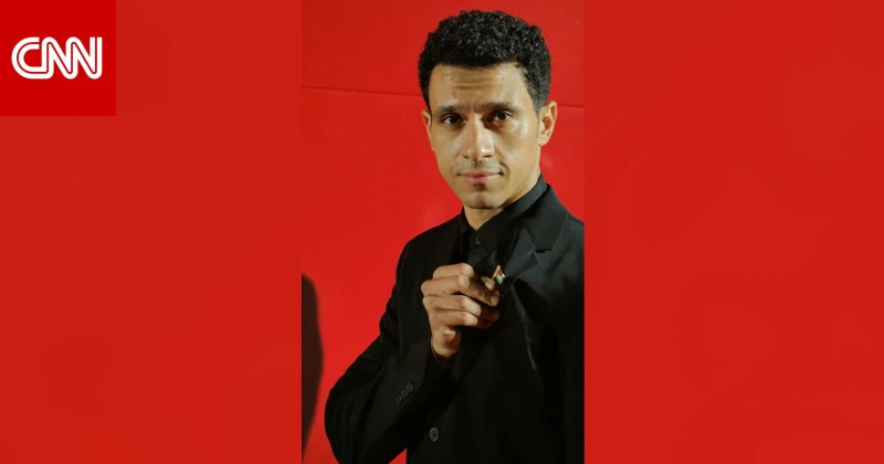 عصام عمر يشير للعلم الفلسطيني في مهرجان فينيسا السينمائي منوعات دبي، الإمارات العربية المتحدة ()--نشر الفنان المصري عصام عمر، صورة له على السجادة الحمراء لمهرجان فينيسيا السينمائي،