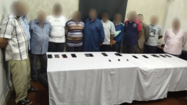 آثار مقلدة علي القهوة.. القبض على عصابة تحاول النصب على المواطنين في قلب القاهرة ضبطت أجهزة الأمن بالقاهرة، مجموعة من الأشخاص بحوزتهم قطع أثرية مقلدة