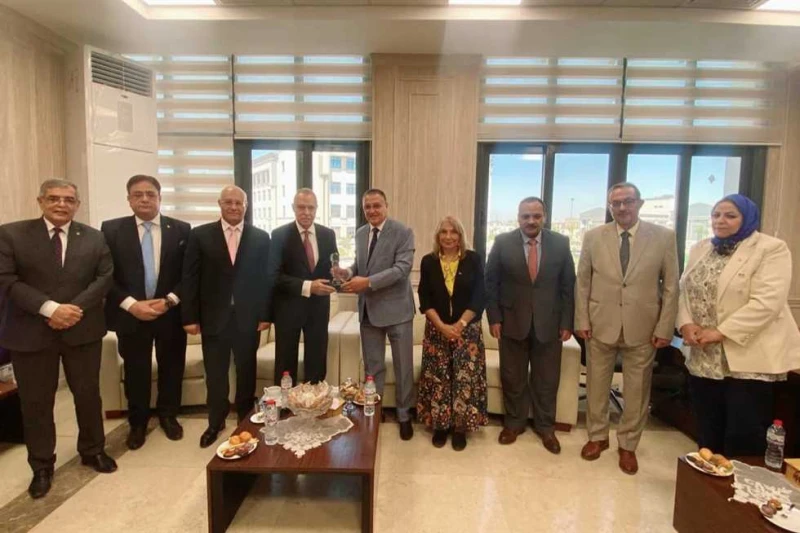 بنها الأهلية تكرم محافظ القليوبية السابق كرم الدكتور جمال السعيد رئيس مجلس أمناء جامعة بنها الأهلية، اللواء عبد الحميد الهجان محافظ القليوبية وعضو