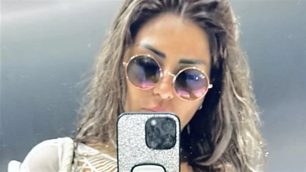 ب كاش مايوه في الأسانسير .. منة فضالي تثير الجدل بظهور مثير نشرت الفنانة منه فضالي عدة صور جديدة عبر صفحتها الرسمية على موقع التواصل الاجتماعي لتبادل