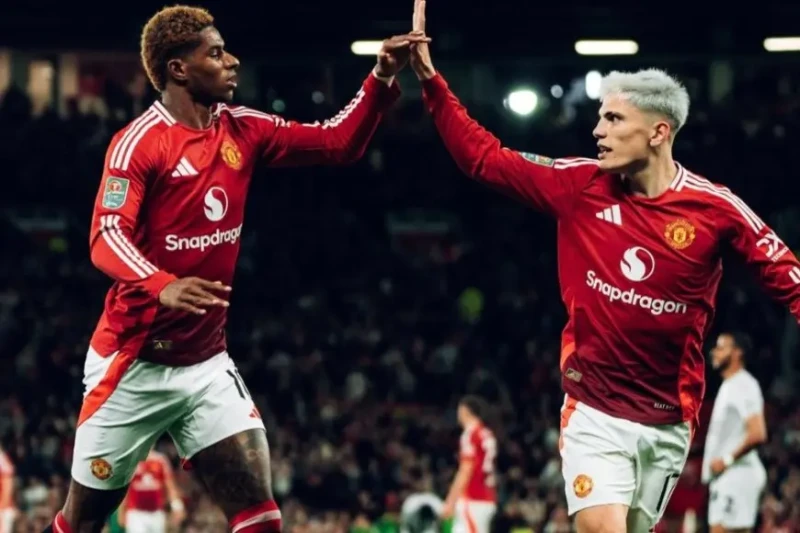 في الظل.. مانشستر يونايتد يهزم بارنسلي 7-0 في كأس الرابطة حقق مانشستر يونايتد الفوز على ضيفه بارنسلي 7-0 في دور ال32 لكأس الرابطة الإنجليزية مساء