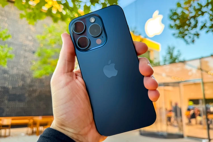 إمكانيات رائعة.. تعرف على مواصفات هاتف 15 والسعر الرسمي للهاتف في مصر والسعوديةهاتف 15 هو أحدث هاتف من شركة أبل تم إطلاقه من الشركة، وقد حقق الهاتف