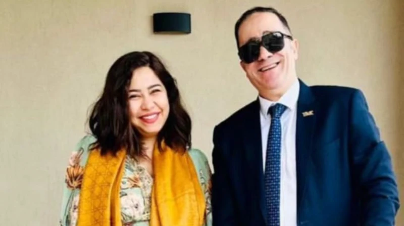 ابتسامة عريضة تكشف تصالح شيرين عبدالوهاب ومحاميها (تفاصيل) كشف المستشار ياسر قنطوش، كواليس صورته مع الفنانة شيرين عبد الوهاب، بعد تنحيه مؤخرا عن تولي قضاياها باعتباره محاميها الخاص