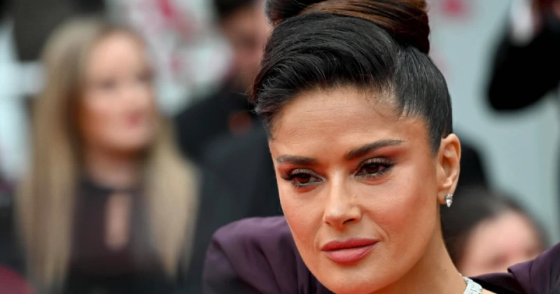 سلمى حايك لا تخجل بعلامات الكبر بالسن .. وتظهر بهذه الصورة على السجادة الحمراء تعرف على التالي سلمى حايك لا تخجل بعلامات الكبر بالسن .. وتظهر بهذه الصورة على السجادة الحمراء، أطلت