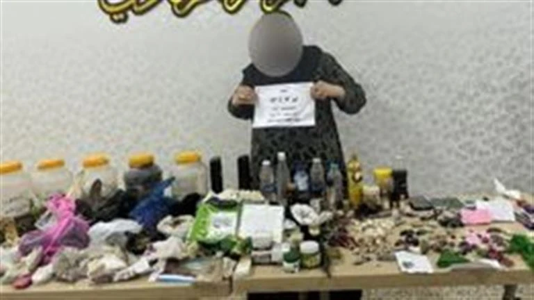 اعتقال أكبر مشعوذة في العراق.. لن تتوقع ما وجدوه معها لايف ستايل واقعة أثارت جدلا كبيرا في العراق، تمثلت في القبض على أكبر مشعوذة تمارس السحر في محافظة الأنبار. وبحسب وزارة الداخلي