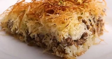طريقة عمل الكنافة باللحم المفروم والجبنة.. تقدري تجربيها؟ المرأة والمنوعات الكنافة من المعجنات التي يمكن تناولها بأكثرمن طريقة وتحضيرها بالحلو والحادق، ورغم ذلك فهي مرتبطة لدينا بت