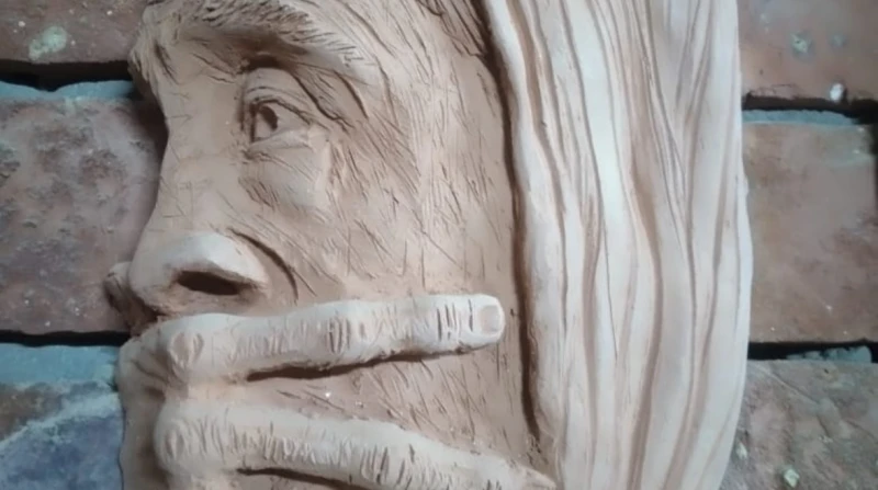 محمد عبد السلام.. ابن الوادي الجديد يحول الطين إلى فن محمد عبد السلام، ابن محافظة الوادي الجديد، هو رجل في الرابعة والخمسين من عمره، يتميز بموهبته الفريدة في تحويل تربة أراضي محافظ