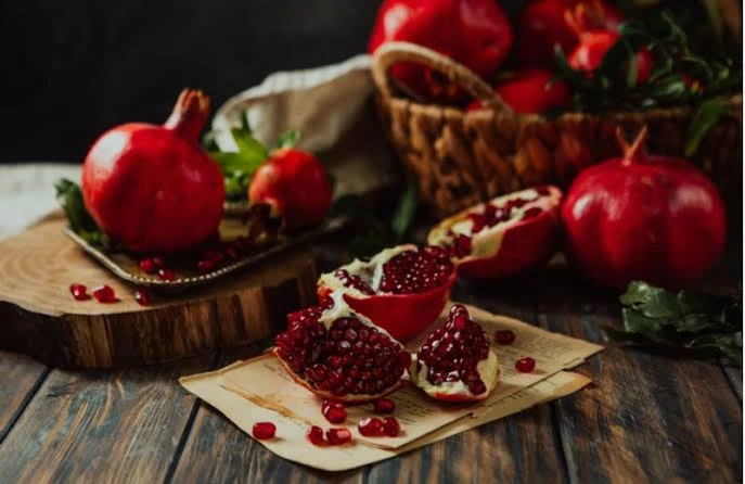 فوائد قشر الرمان المجففقشر الرمانيشتهر الرمان بان له فوائد لا حصر لها صحية وعلاجية كثيرة ومختلفة، ويوجد هناك جزء من تلك الثمار يهمله أكثر الناس، وهو