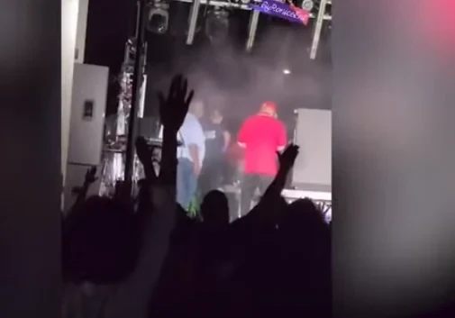 شاهد.. لحظة وفاة مغني الراب فاتمان سكوب على المسرحلحظة وفاة مغني راب على المسرح: فيديوتوفي مغني الراب الأميركي فاتمان سكوب، خلال غنائه في حفله بعد