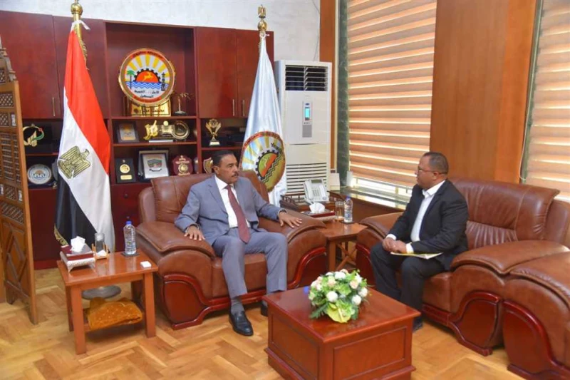 محافظ مطروح يبحث مع مسؤولي غاز تك لبحث تدشين محطة وقود غاز طبيعى للسيارات بالمحافظة التقى اللواء خالد شعيب محافظ مطروح، اليوم الخميس، المهندس معتز