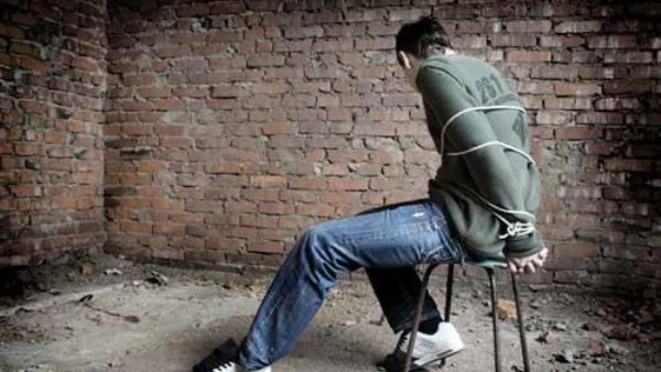 خردة تحولت إلى فدية.. عامل جراج يختطف جامع خردة ويبتز والده في روض الفرج نجح رجال أجهزة الأمن بالقاهرة من كشف ملابسات واقعة اختطاف نجل جامع خردة