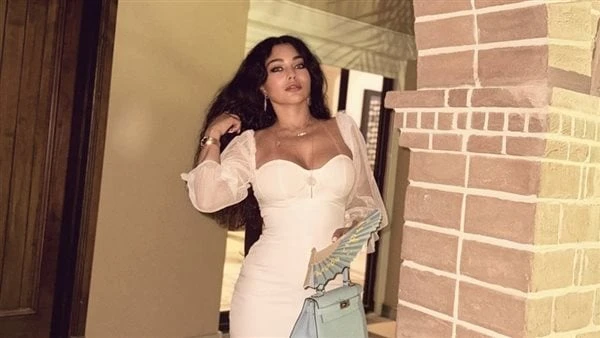 هيفاء وهبي تستعرض أنوثتها بفستان جريءحرصت الفنانة اللبنانية هيفاء وهبي على مشاركة متابعيها عبر حسابها الرسمي على موقع تبادل الصور والفيديوهات