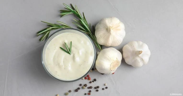 تعرف على فوائد الزبادى مع الثومالزبادي مع الثوميساهم الزبادي مع الثوم في التقليل من مشاكل الجهاز الهضمي؛ وسبب ذلك خصائصه المضادة للبكتيريا والفطريات، فتعتبر خلطة الزبادي والثوم من
