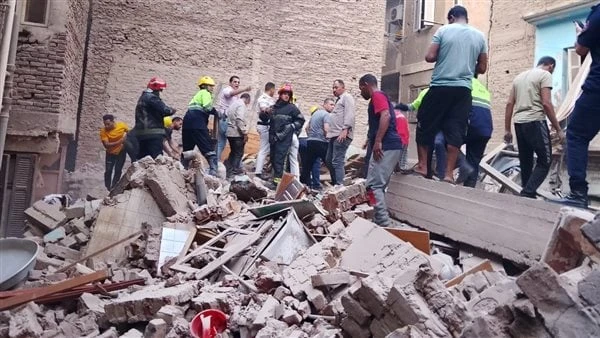 مصرع شخص وإصابة اثنين في حادث عقار الزيتون المنهار أودى حادث انهيار عقار الزيتون بحياة شخص وإصابة اثنين آخرين في انهيار العقار المكون من 4 طوابق