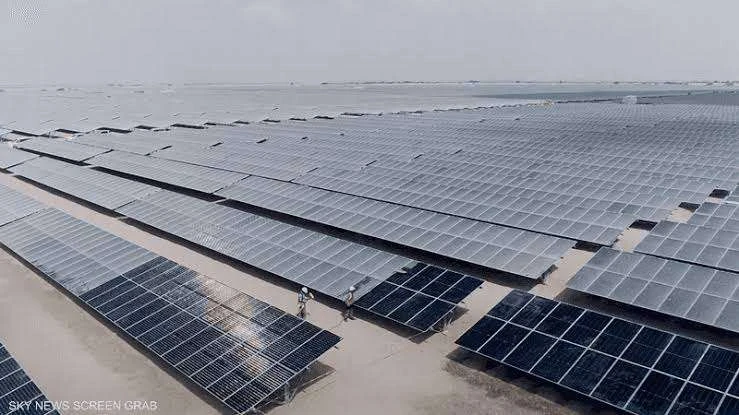 كارثة بعدن.. محطة الطاقة الشمسية مهددة بالتوقف _اخر الاخبار افادت مصادر بان محطة الطاقة الشمسية اصبحت مهددة بالتوقف اثر اصابتها بالاعيرة الناريةوقالت مصادر:محطة الطاقة الشمسية مهدد