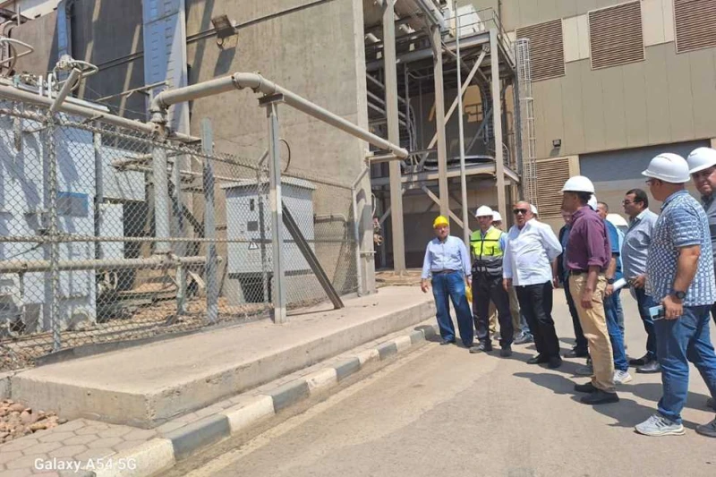 خلال زيارة مفاجئة لمحطة غرب القاهرة.. وزير الكهرباء: خطة عاجلة لتحسين جودة التغذية أجرى الدكتور محمود عصمت، وزير الكهرباء والطاقة المتجددة، زيارة