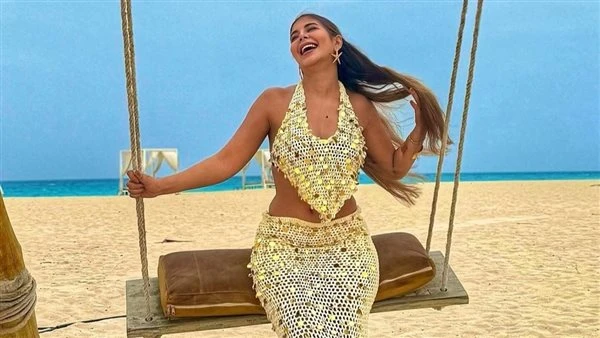 ملك قورة تثير الجدل بملابس لافتة على البحر شاهدخطفت الفنانة ملك قوره الأنظار من أحدث جلسة تصوير جديدة، خضعت لها مؤخرا أمام شاطئ البحر اثناء قضاء عطلتها الصيفية.ونشرت ملك، مجموعة صو