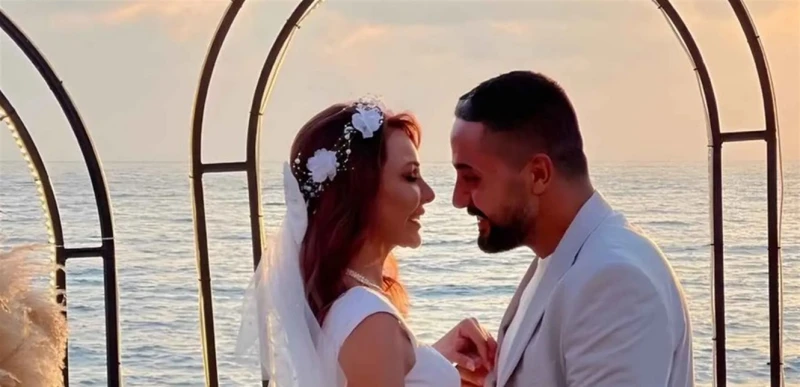 تكبر زوجها ب 11 عاما.. ممثلة سورية شهيرة تتعرض للهجوم بسبب هذه الصورة! تعرف على التالي تكبر زوجها ب 11 عاما.. ممثلة سورية شهيرة تتعرض للهجوم بسبب هذه