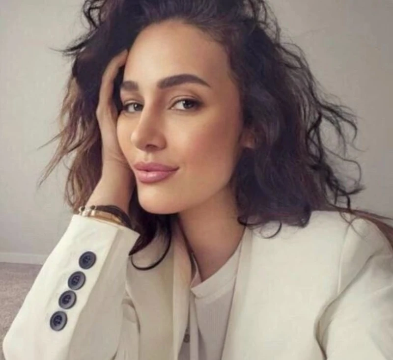 عرفتی توحشى شكلك.. حلا شيحة ترد على انتقادات أحد متابعيها صورةردت الفنانة حلا شيحة، عبر حسابها الرسمي بموقع تداول الصور والفيديوهات إنستجرام على