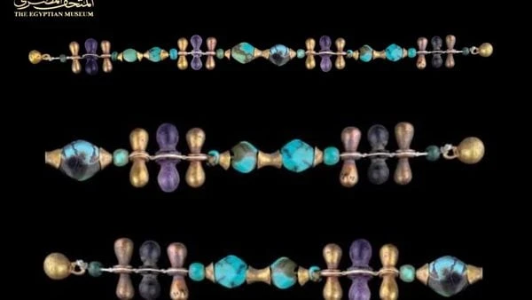 المتحف المصري يستعرض سوار ذهب وجمشت وفيروز لأحد الملوكعرض المتحف المصري بالقاهرة قطعة أثرية ، سوار الذهب والجمشت والفيروز للملك جير - فترة السلالة الأولى ، والذى لاقي إعجاب الزوار 