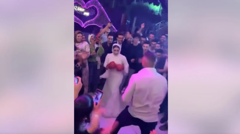 القاضية بفستان وبدلة.. عروسان حولا قاعة الزفاف إلى حلبة ملاكمة في مشهد غير مألوف، تحول حفل زفاف يزعم أنه في محافظة المنيا إلى ساحة ملاكمة، حيث ارتدى العروسان قفازات الملاكمة وتباري