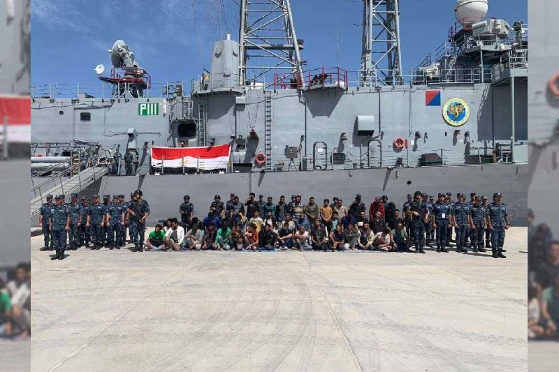 بالصور.. القوات البحرية تنقذ 45 مهاجرا غير شرعي قرب السلوم نجحت عناصر من القوات البحرية فى إنقاذ مركب للهجرة غير الشرعية على متنها (٤٥) فردا على