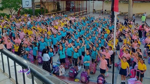 شاهد.. مدارس مصر الجديدة كاملة العدد في ثاني أيام الدراسةحصل موقع افاق عربية على صور ترصد انتظام الدراسة في مدارس إدارة مصر الجديدة التعليمية ، حيث تثبت الصور أن مدارس مصر الجديدة 