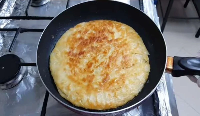 الفطير المشلتت في الطاسة جهزيه كل يوم بخطوات سهلة وسريعةيعد الفطير المشلتت من المعجنات المصرية الشهرية والتي يحبها الجميع دون استثناء، وعلى الرغم من تفنن ربات البيوت في تحضيره إلا