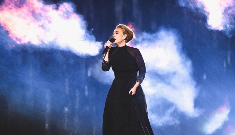 أديل تبكي في حفلها الأخير بميونيخ: لن أراكم لفترة طويلة للغاية (صور وفيديو)اختتمت الفنانة البريطانية أديل حفلاتها العشر يوم السبت في ميونيخ بألمانيا، حيث أعلنت عن خططها للابتعاد فت