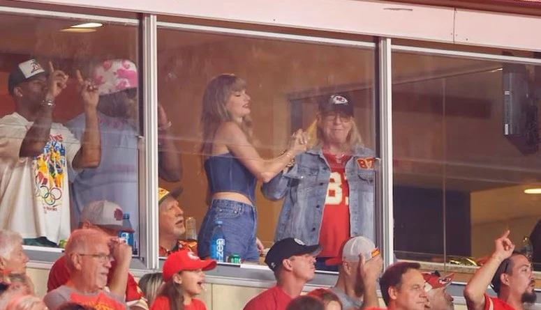 تايلور سويفت تشجع حبيبها بإطلالة جذابة بآلاف الدولارات (صور)خطفت نجمة البوب تايلور سويفت الأنظار في أول مباراة لحبيبها ترافيس كيلسي، لاعب كرة القدم الأميركية، مع فريق كانساس سيتي ه