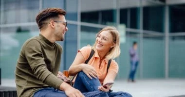 مشكلات حب سنة أولى جامعة.. إزاي تحمي نفسك من المشاعر المزيفة؟ المرأة والمنوعات مع بداية المرحلة الجامعية، يواجه العديد من الشباب تحديات عاطفية تتعلق