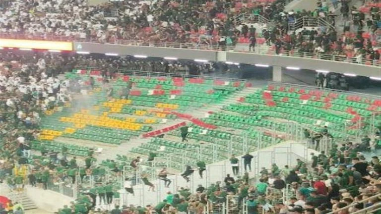 -وصلت لقنابل الغاز.. أعمال شغب بمباراة مولودية الجزائر والاتحاد المنستيري التونسي بأبطال أفريقيا (فيديو وصور) .. 03:05 م الأحد 22 سبتمبر 2024 شهدت المباراة التي استضاف بها فريق مول