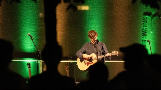 سكان فيينا يقيمون ليلة أنس بجانب الأموات في المقبرة المركزية (شاهد) عربي21 لايت أقبل عدد من سكان فيينا مساء الجمعة على المقبرة المركزية الشهيرة لمدينتهم، حيث احتفلوا بمزاج فرح بالذ