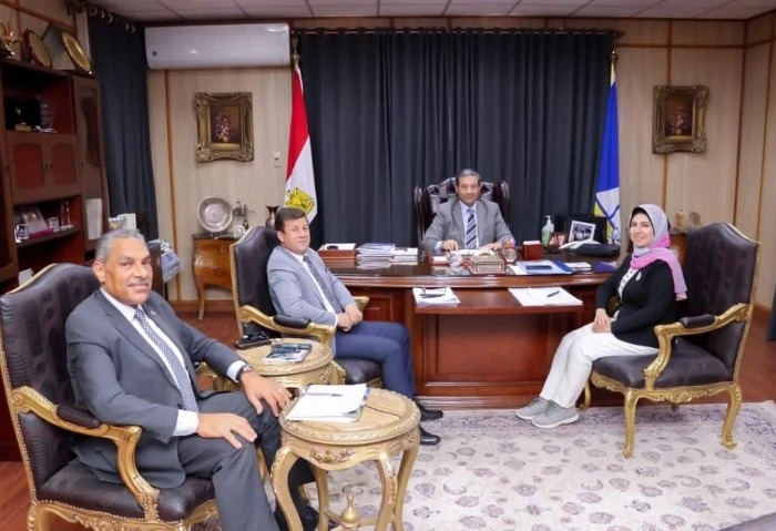 محافظ دمياط يجري مقابلات شخصية للمتقدمين لشغل وظائف رؤساء وحدات محلية أجرى الدكتور أيمن الشهابي محافظ دمياط، صباح اليوم، مقابلات شخصية، للمتقدمين