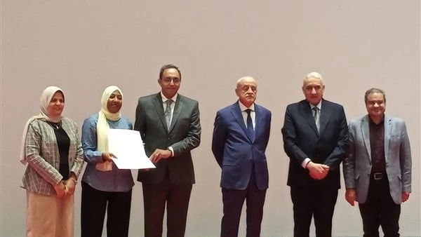 تكريم باحثة بالمعمل المركزي للمناخ الزراعي خلال المؤتمر العام لمحافظات جنوب الواديقامت الدكتورة فاطمة سيد مرسي بالتقدم بالمبادرة بأحد المشروعات والذي يدور حول إنشاء مركز تدريبى إرش