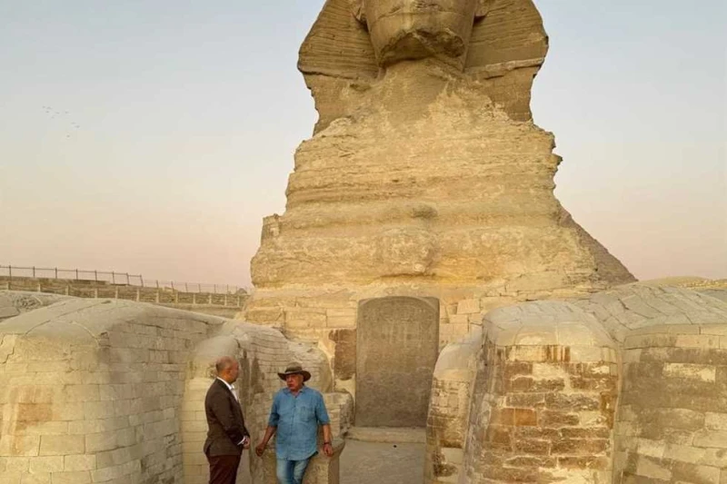 من أمام أبو الهول.. زاهي حواس يقدم كتاب مصمم الأزياء الشهير ستيفانو ريتشي قدم الدكتور زاهي حواس، عالم الآثار، كتاب لمصمم الأزياء العالمي ستيفانو ريتشي من أمام تمثال أبو الهول، جاء 