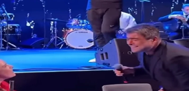 فنون ومشاهير: وائل كفوري ترك المسرح وتوجه نحو إحدى معجياته... شاهدوا بالفيديو ما فعله لها انتشر فيديو عبر مواقع التواصل الإجتماعي للفنان وائل كفوري وإحدى معجباته في السويد، من ذوي 