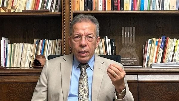 تضليل للمرضى وأولياء الأمور.. حكاية كلمة أشعلت أزمة داخل نقابة الأطباء أكد نقيب الأطباء د. أسامة عبد الحي، أن النقابة خاطبت نائب رئيس الوزراء للتنمية البشرية وزير الصحة والسكان د.