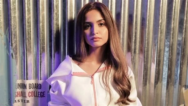 بملامح غاضبة.. حلا الترك تكشف حقيقة زواجها فيديوكشفت الفنانة حلا الترك عن حقيقة زواجها بعد أن انتشر فى الساعات الأخيرة أنباء عن زواجها وذلك عبر حسابها على موقع التواصل الاجتماعي إك