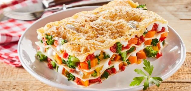 طريقة عمل لازانيا بالخضار.. وصفة إيطالية شهية بخطوات بسيطةاللازانيا هي واحدة من أشهر الأطباق الإيطالية التي تحظى بشعبية كبيرة حول العالم. تتميز