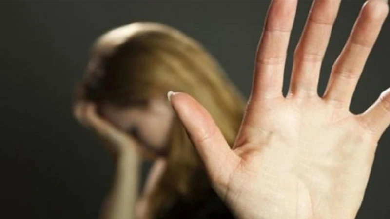 رجل يخدع زوجته ويسمح ل 80 رجلا باغتصابها اخر خبر أقدم رجل فرنسي يبلغ من العمر 71 عاما على جريمة بشعة زوجته حيث عرضها للاغتصاب من قبل 80 رجلا. وكانت الزوجة تتفاجأ بتغيرات في حياتها،