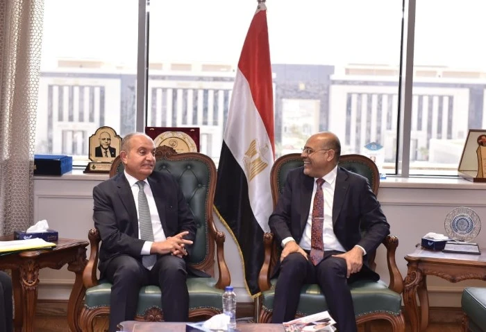 جبران: ندرب عمالنا على احتياجات السوق ولدينا بيئة تشجع الاستثمار أكد محمد جبران وزير العمل، عمق العلاقات المصرية الأردنية في جميع المجالات، خصوصا