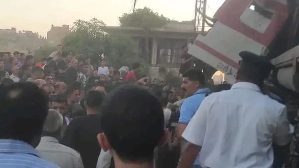 التحفظ على عامل التحويلة في حادث قطاري الشرقية تحفظت الأجهزة الأمنية المختصة بالشرقية على عامل التحويلة بالسكة الحديد بمنطقة الزقازيق بعد وقوع حادث تصادم قطارين في مدينة الزقازيق،