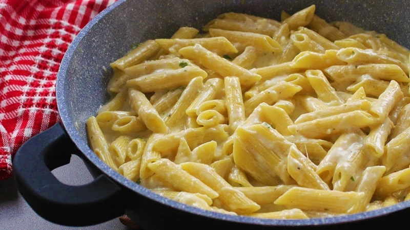 أسرع وأسهل طريقة لتحضير المكرونة في المنزلتعتبر المكرونة من أهم الأطباق في المطبخ الإيطالي المعروف بتحضيرها بأكثر من طريقة وشكل، وتنقسم إلى فئتين رئيسيتين: الجافة والمعروفة باسم ال
